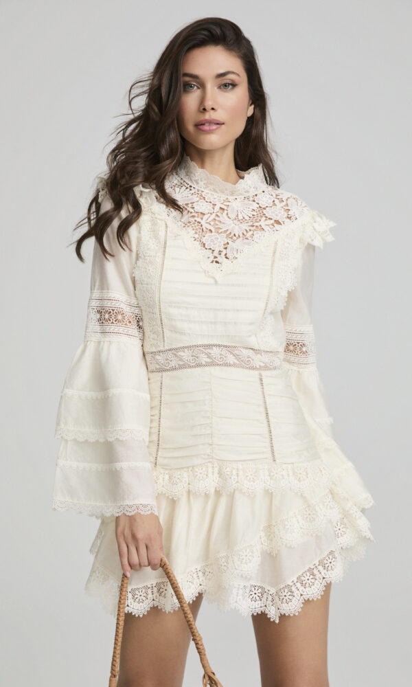 Vestido Corto Flor de Invierno Beis